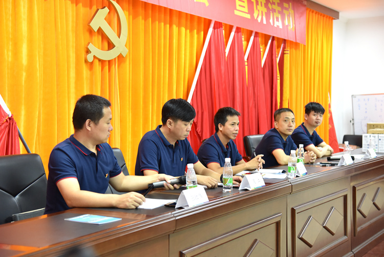 3给参保人回答问题.JPG