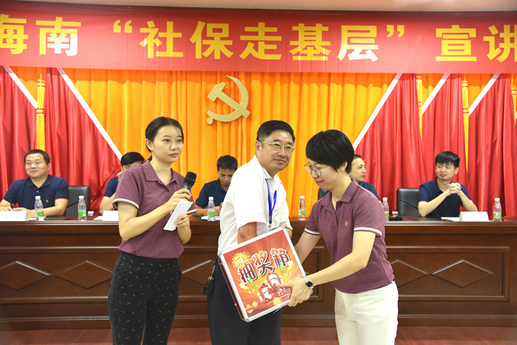 7澄迈县社保局社管处副局长叶光德抽取幸运儿.JPG