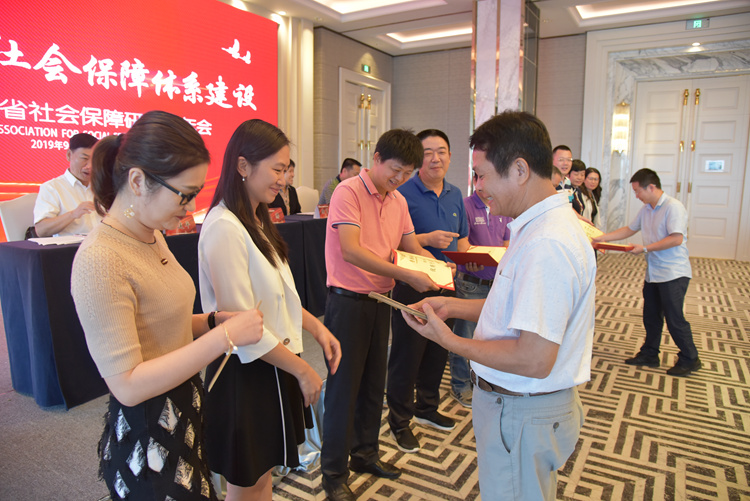 12省社保研究会常务副会长刘家邦给优秀个人会员颁发荣誉证书.JPG