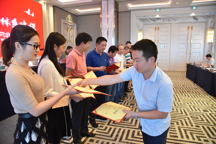 13省社保研究会常务秘书长云天侦给优秀个人会员颁发荣誉证书.JPG