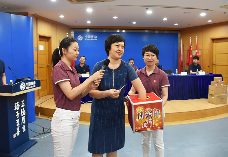 19、中国移动海南分公司人力资源部副总经理梁煌抽取三等奖.JPG