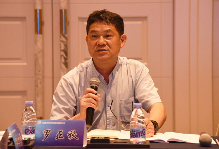 海南省医疗保障局医药服务处处长罗正秋参与现场讨论.JPG