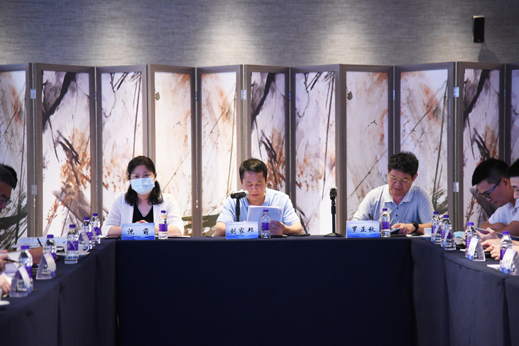 1主席台（海南省社会保障研究会常务副会长刘家邦主持会议）.JPG