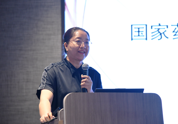 5海南医学院第一附属医院药学部学术主任任少琳作专题演讲.JPG