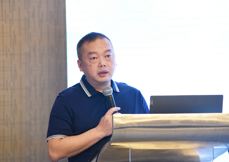 DSC_12 海南省医疗保障局待遇保障处处长符茂才对第二阶段四位嘉宾的发言进行了评论和总结.JPG