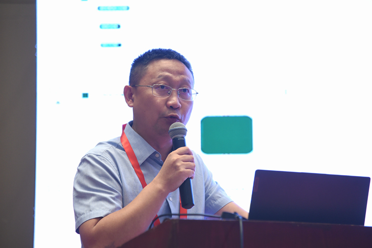 11、海南省社会保障研究会副会长，海南大学教授刘德浩主持上午第二节会议.JPG