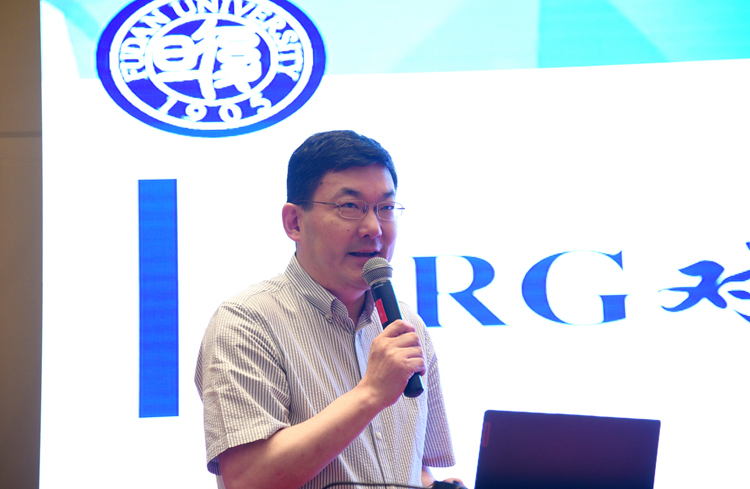 3、复旦大学公共卫生学院陈文教授作专题演讲.JPG