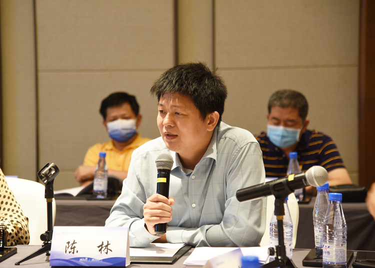 10、海南省社会保障研究会副会长陈林主持会议.JPG