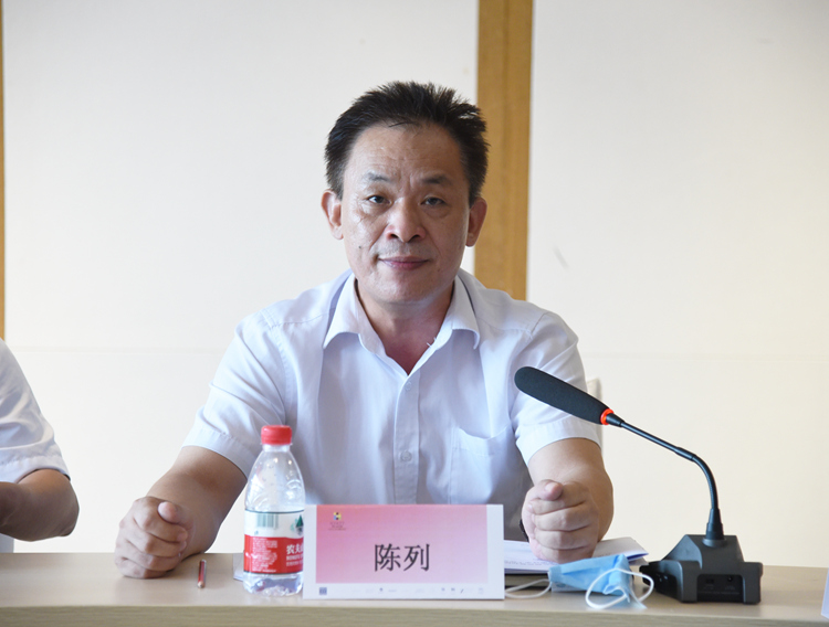 1三亚市社会保险服务中心党组书记陈列主持会议.JPG