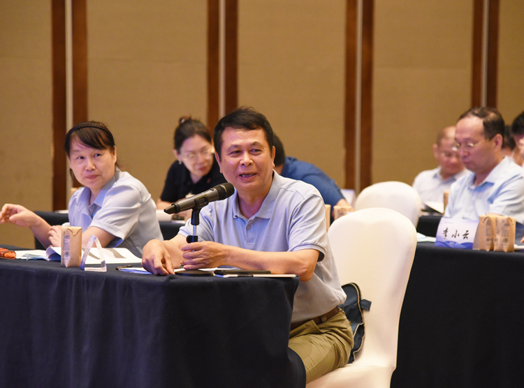 2、常务副会长刘家邦主持会议2022年研究课题结题会.JPG