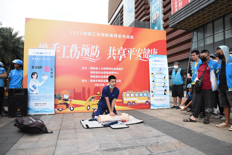 3海南医学院第二附属医院急救科医生现场演示各种急救法等救护技能.JPG