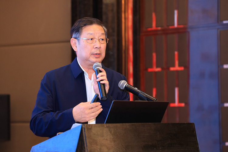 2、国家人力资源和社会保障部原副部长、中国社会保险学会会长胡晓义参加会议并作主题发言.JPG