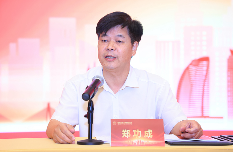 3、全国人大常委会委员、中国社会保障学会会长郑功成参加会议并作主题发言.JPG