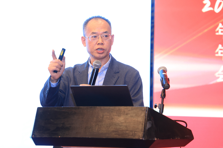 4、国家医疗保障局原副局长陈金甫参加会议并作主题发言.JPG