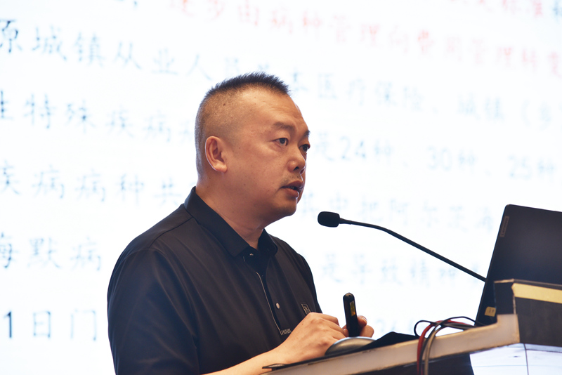 2、海南省医疗保障局待遇保障处处长、一级调研员符茂才作医保政策解读.JPG