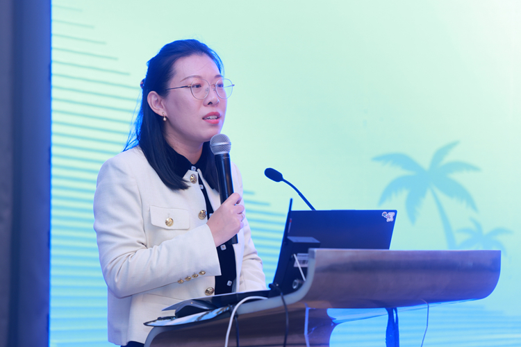 研究会副会长芦炜主持会议.jpg