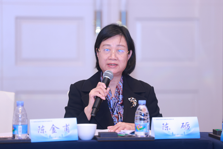 广东医药价格协会会长陈砺主持会议.jpg